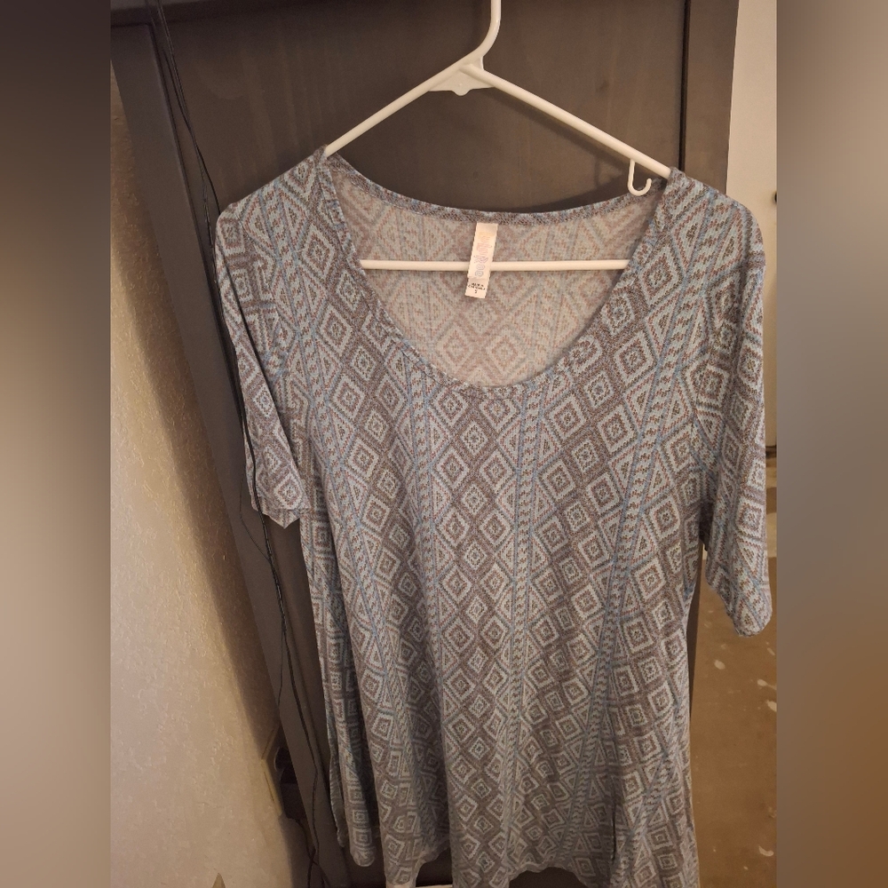 LuLaRoe Blue and Gray Diamond Pattern Blouse Size Small